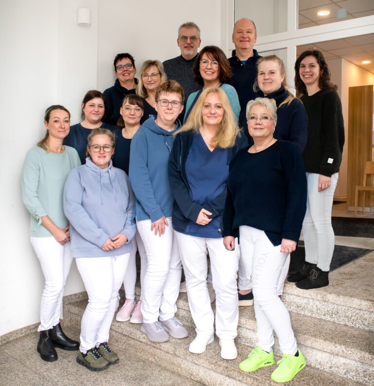 Das Bild zeigt das gesamte Praxisteam